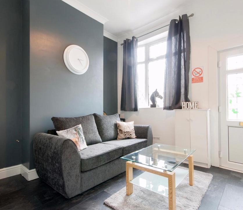 Centralized Private 4 Bedroom House At Hanley With Free Parking Etruria Exterior photo